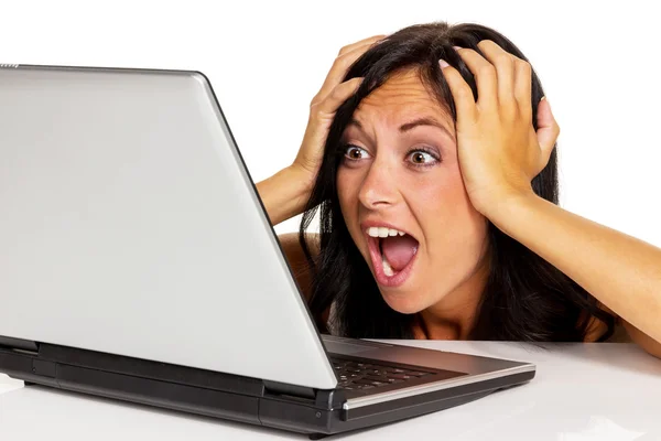 Женщина имеет стресс на компьютере — стоковое фото