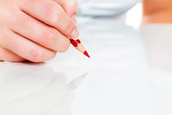 Hand mit Rotstift — Stockfoto