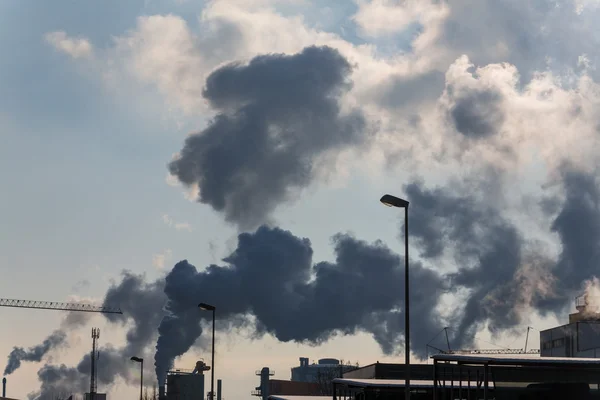 Industrieschornstein mit Rauchgasen — Stockfoto