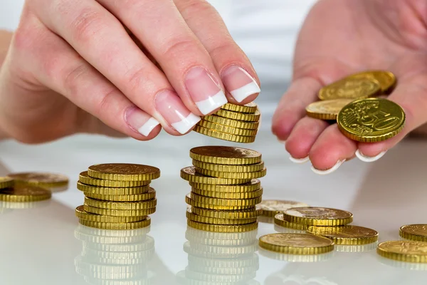 Salvar a la mujer con pila de monedas en dinero — Foto de Stock