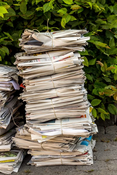 Pile de vieux papiers. vieux journaux — Photo