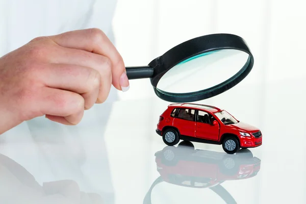 Voiture est examinée par un médecin — Photo