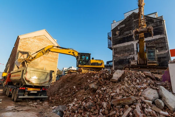 Lugar de construcción durante la demolición de una casa — Foto de Stock