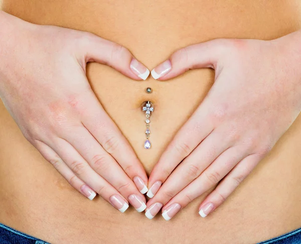 Frau legt Hand auf Bauch — Stockfoto