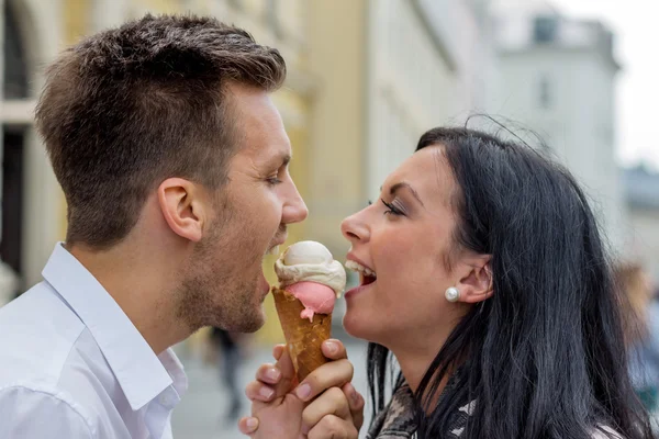 Couple eating ice cream at — Stock Photo, Image