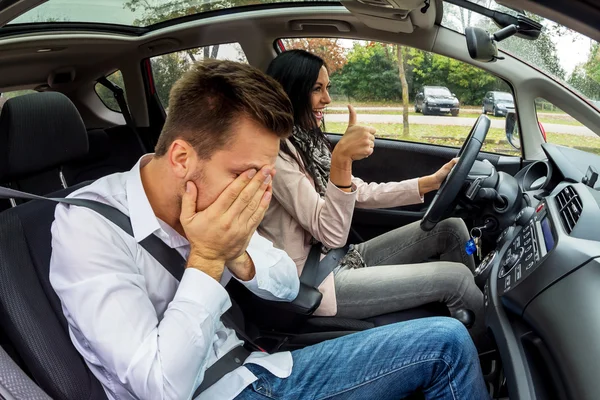 Paar reizen in een auto — Stockfoto