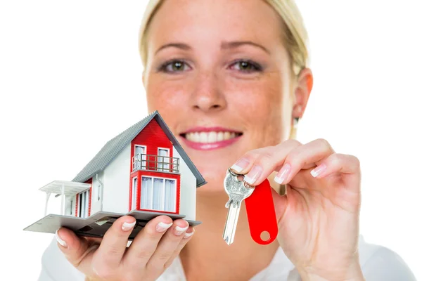 Agente de bienes raíces con casa y llave — Stockfoto
