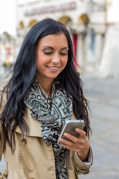 Vrouw schrijven sms — Stockfoto