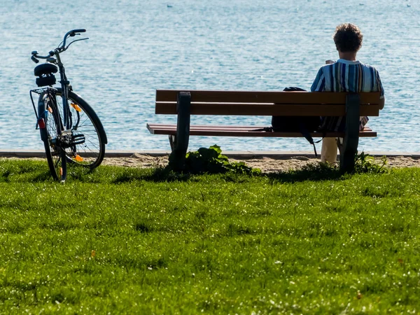 Homme prend une pause avec vélo — Photo