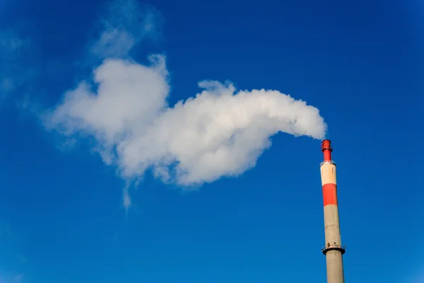 Ipari kémény a füstgázok — Stock Fotó