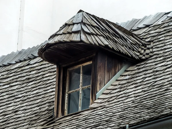 Vecchia casa con dormitorio e tegole — Foto Stock