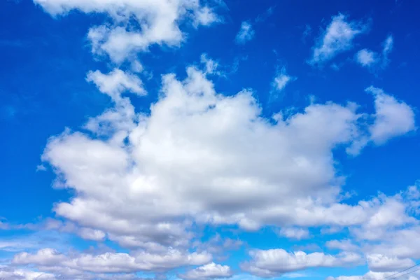 Blauwe lucht met wolken — Stockfoto