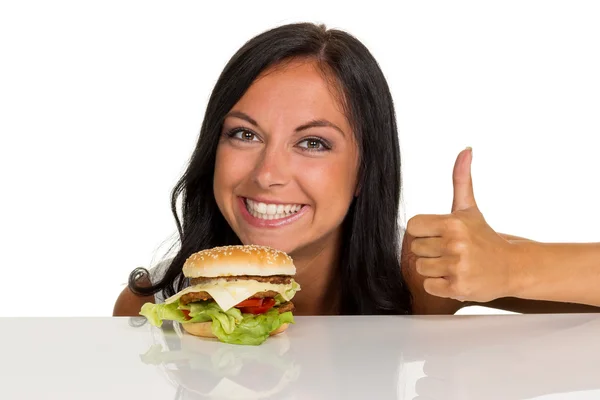 Vrouw met een hamburger — Stockfoto