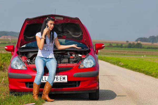 Une femme tombe en panne dans sa voiture. panne moteur — Photo