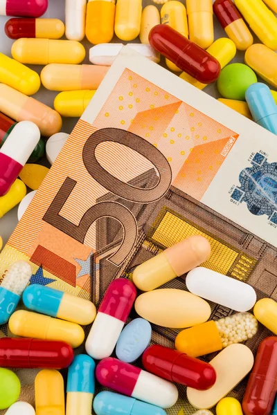 Eurobiljetten en tabletten — Stockfoto
