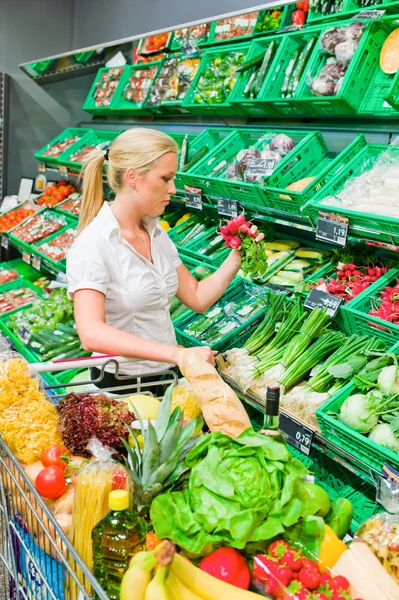 Vrouw winkelen voor groenten en fruit — Stockfoto