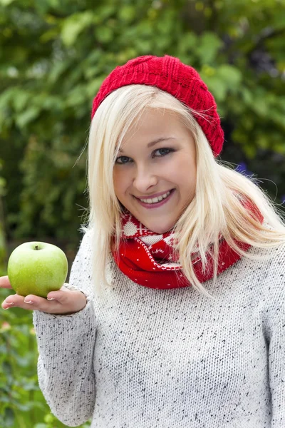 Mujer con manzana. vitaminas en otoño — Foto de Stock