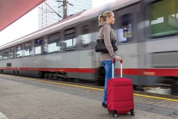 Vrouw te wachten voor de trein op treinstation — Stockfoto