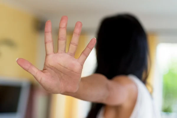 Actitud defensiva de una mujer — Foto de Stock