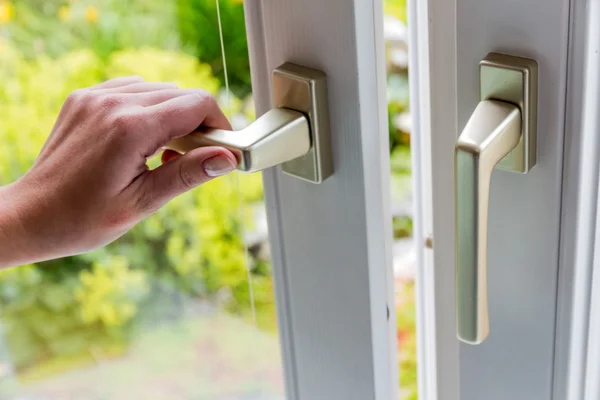 Mujer abre ventana para ventilación —  Fotos de Stock