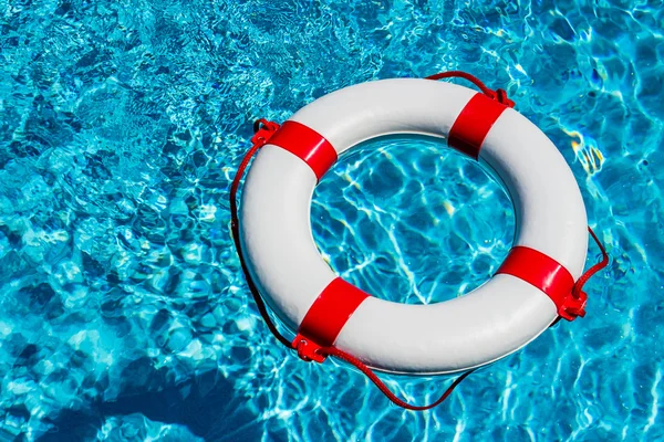 Lifebuoy bir havuzda — Stok fotoğraf