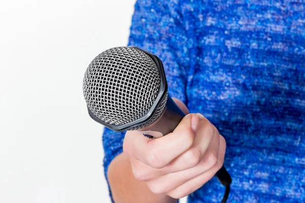 Femme tenant le microphone — Photo