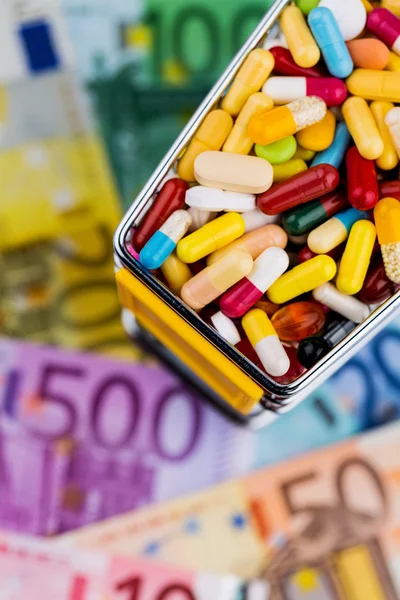 Tablety, nákupní košík, euro bankovky — Stock fotografie