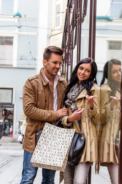 Couple in shop — Stock Photo, Image