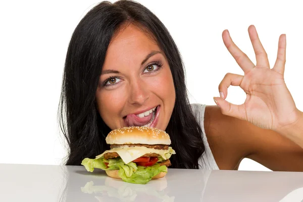 Frau mit einem Hamburger — Stockfoto