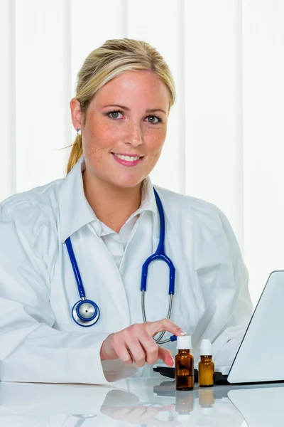 Portrait of a female doctor — Stock Photo, Image