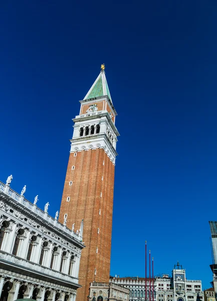 Itálie, Benátky. náměstí svatého Marka a campanile — Stock fotografie