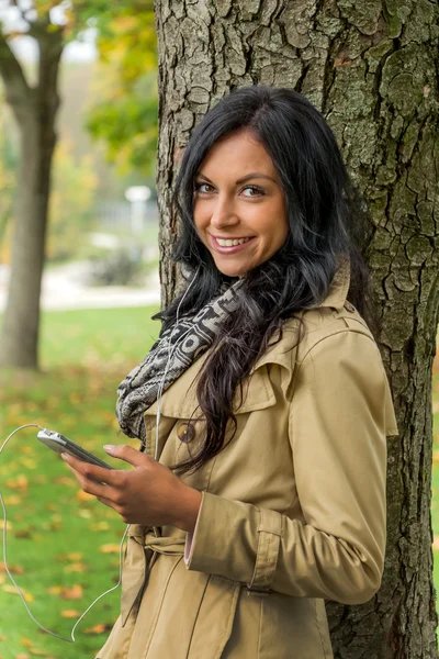 Vrouw luisteren naar muziek op mobiele telefoon — Stockfoto