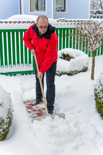 Homem pá de neve em — Fotografia de Stock