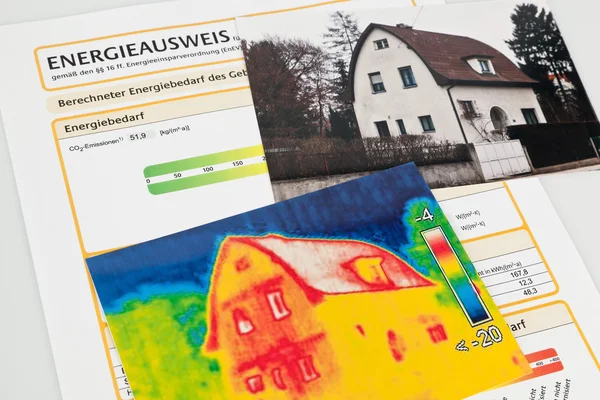 Energie besparen. huis met warmtebeeld camera — Stockfoto