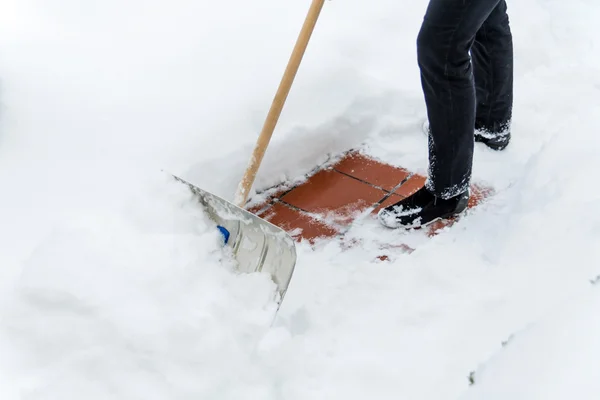 Man sneeuwschuiven op — Stockfoto