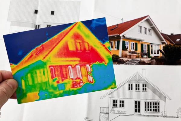Energie sparen. Haus mit Wärmebildkamera — Stockfoto