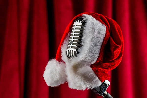 Retro mikrofon z santa hat — Zdjęcie stockowe
