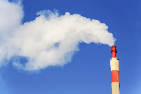 Chimenea industrial con gases de combustión — Foto de Stock