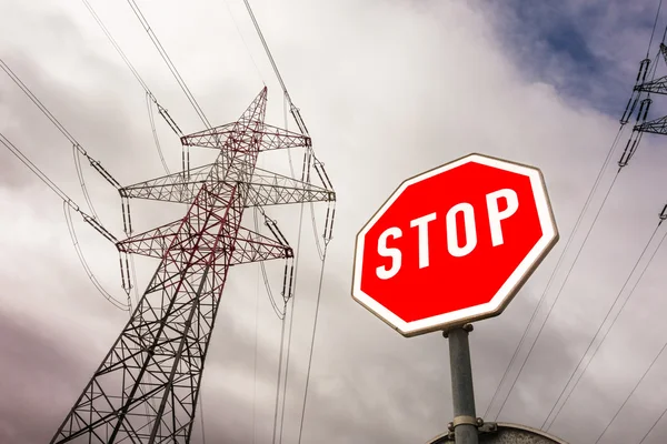 Güç hattı ve dur işareti — Stok fotoğraf