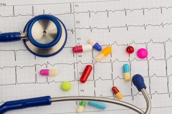 Stéthoscope et comprimés sur ecg — Photo