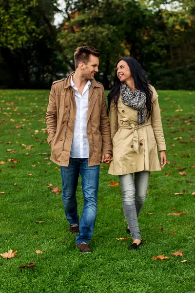 Paar umwirbt sich im Park — Stockfoto