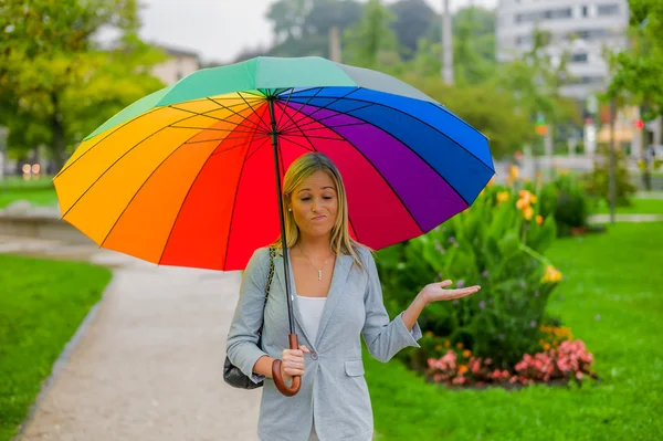 Frau mit Regenschirm — Stockfoto