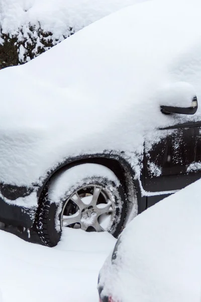 Auto eingeschneit — Stockfoto