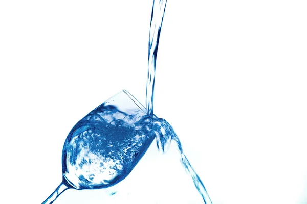 Wasser wird in ein Wasserglas gegossen — Stockfoto