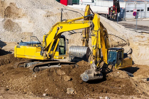 Excavadora en el sitio de construcción durante la excavación — Foto de Stock