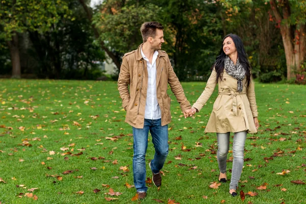 Courting couple in a park — Stock Photo, Image