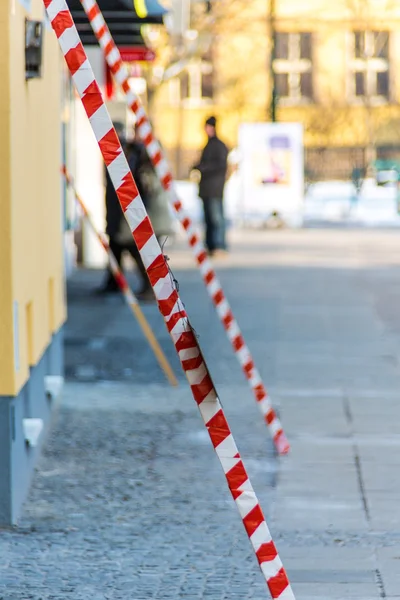 Warnschild, Warnung vor Dachlawinen — Stockfoto