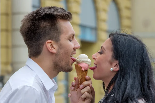 Couple eating ice cream at — Stock Photo, Image