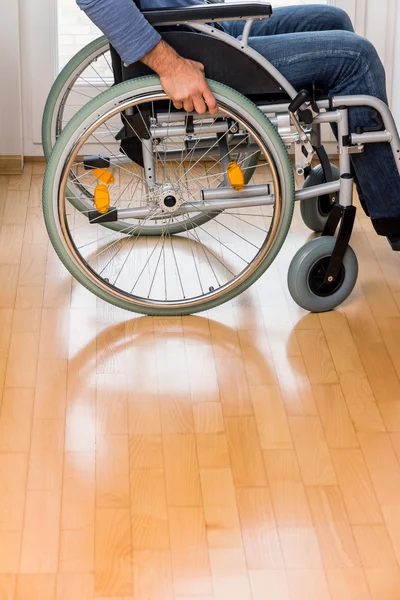 Hombre en silla de ruedas — Foto de Stock