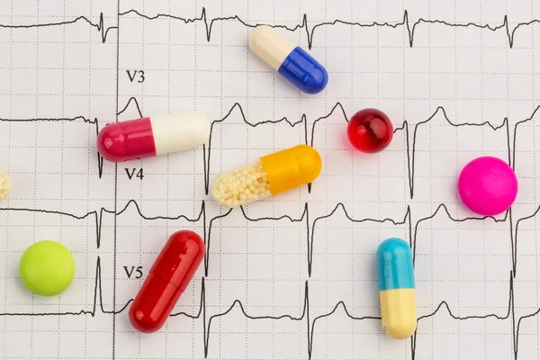 Comprimés sur un ecg — Photo